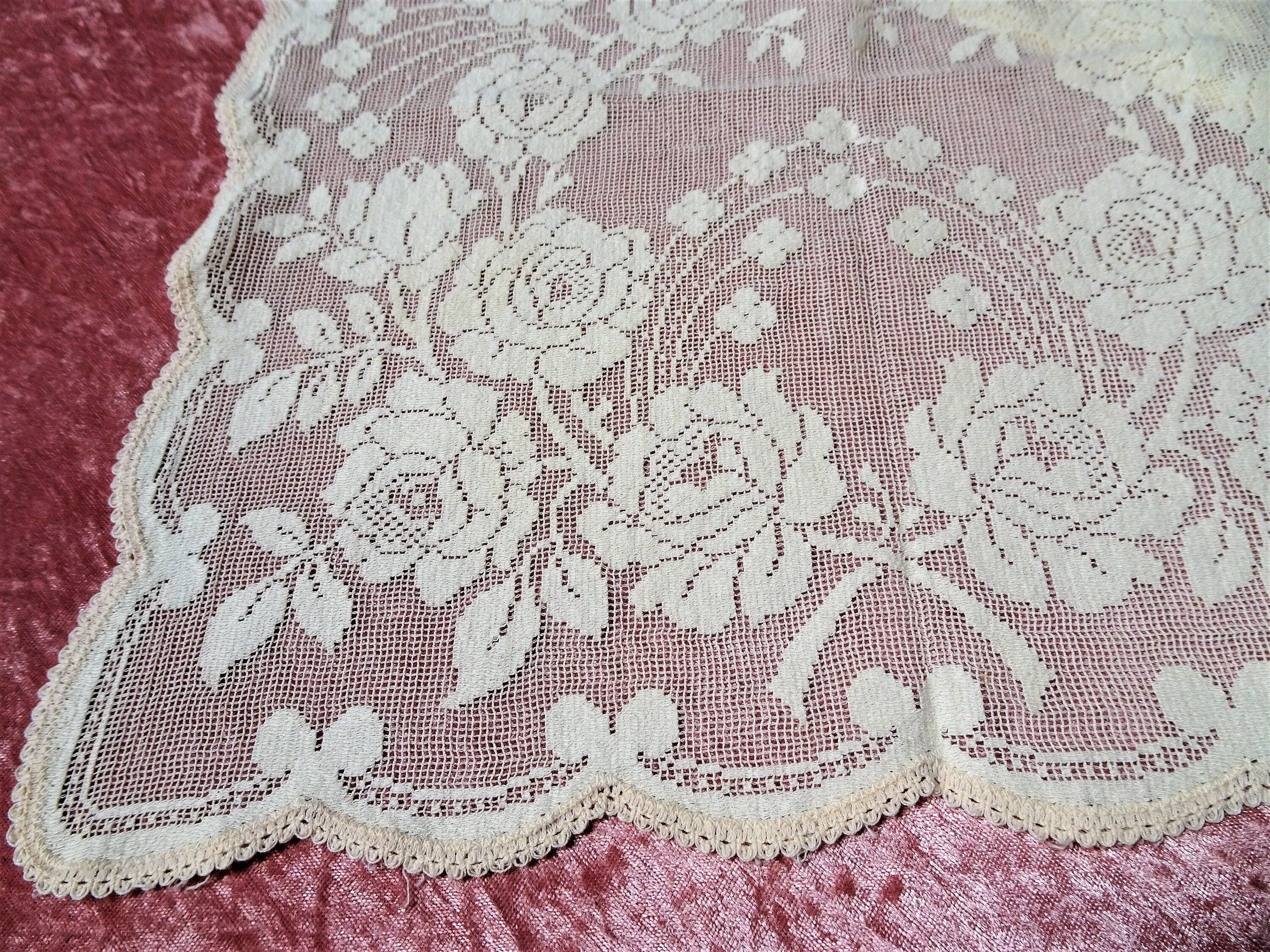 LOVELY 1920s Lace Runner,Buffet Scarf,Table Runner,Centerpiece,Dresser Scarf,Creamy Offwhite,Beautiful Pattern,Collectible Vintage Linen